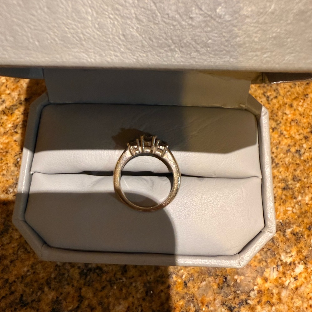 💎.42 ct 3 stone 💍diamond 💎 ring
Classic White Gold Cocktail Ring with 3 Diamonds - Picture 5 of 8